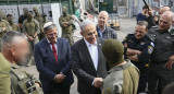 Benjamín Netanyahu felicitando a las tropas israelíes del rescate en Rafah. Foto: EFE.