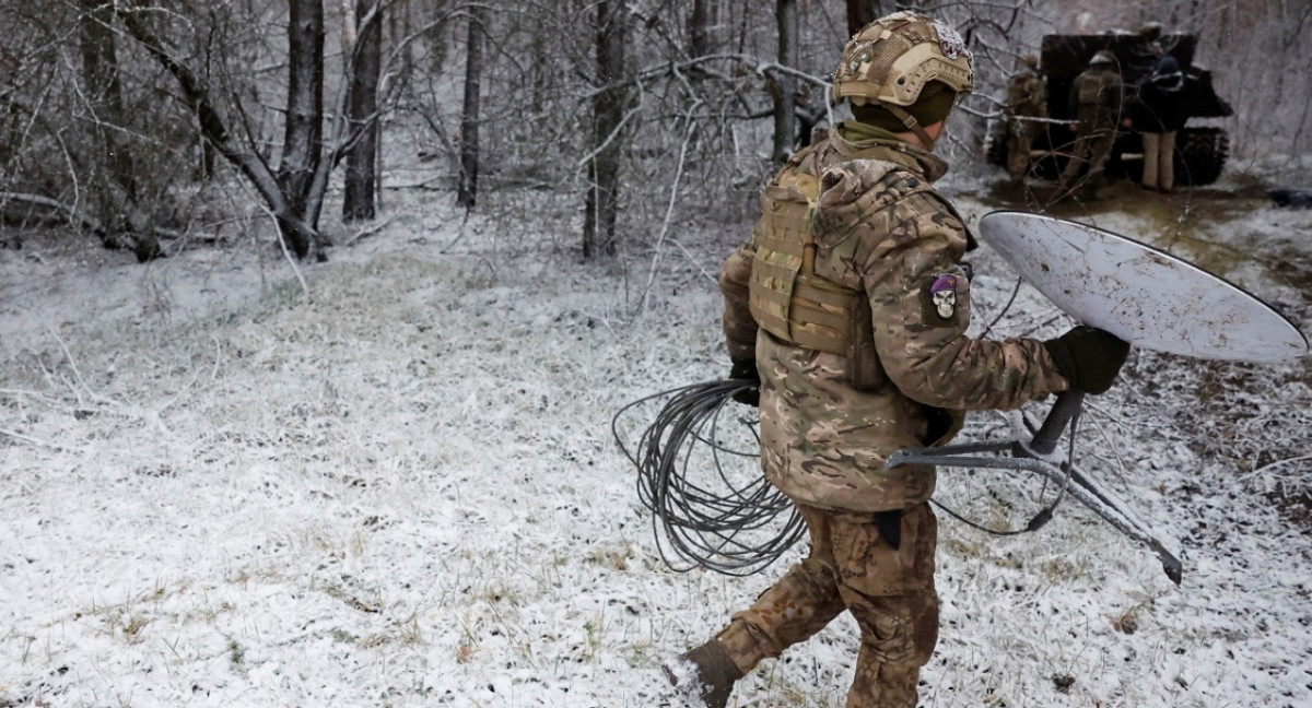 Soldado ucraniano con un dispositivo Starlink. Foto: Reuters.