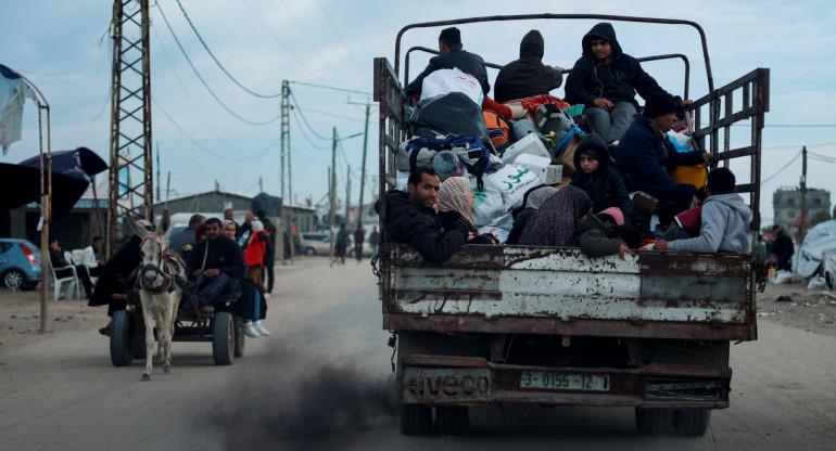 Gazatíes desplazados de Rafah. Foto: Reuters.