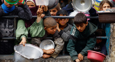 Niños en campo de refugiados en Rafah, Gaza, pidiendo comida. Foto: Reuters.