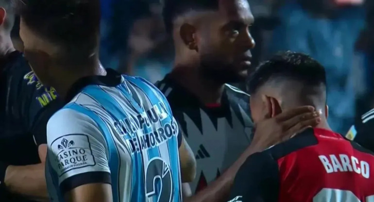 Disputa entre Borja y Barco por el penal ante Atlético Tucumán. Foto: Captura de video