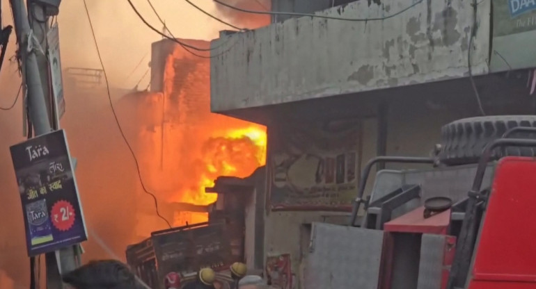 Incendio fatal en una fábrica de pintura en India. Foto: Captura de video.