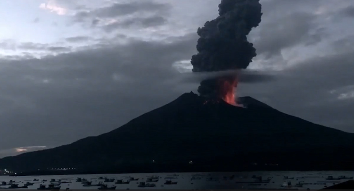 El volcán japonés Sakurajima emite una columna de humo de 5 kilómetros. Foto EFE.