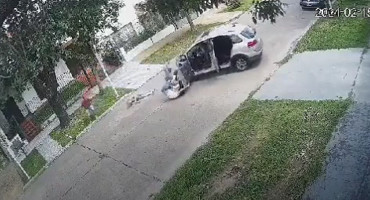 Fingió ayudar a dos jubilados, les robó el auto y los atropelló en la fuga en Merlo. Foto: Captura de video.