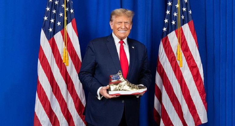 Las zapatillas de Donald Trump. Foto: Instagram @sneakercon