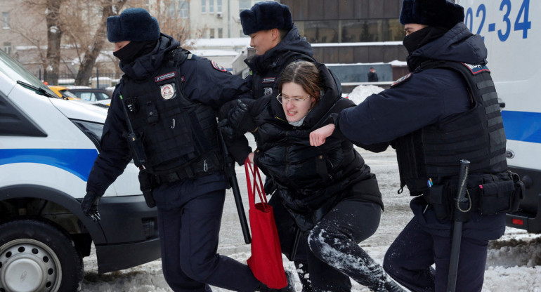 Detenciones en San Petersburgo (Rusia) en homenaje a Navalni. Foto: Reuters.