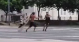 Batalla de "gladiadores" en la avenida 9 de Julio. Foto: captura de video.