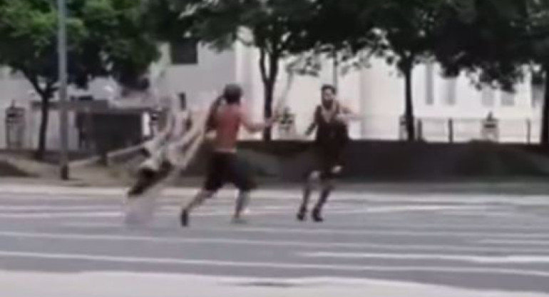 Batalla de "gladiadores" en la avenida 9 de Julio. Foto: captura de video.