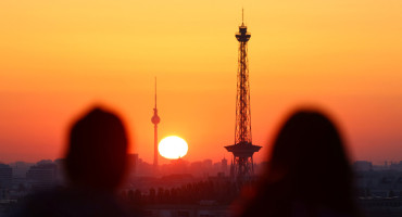 Alemania. Sol saliendo en Berlín, enmarcando la torre de TV Fernsehturm. Reuters