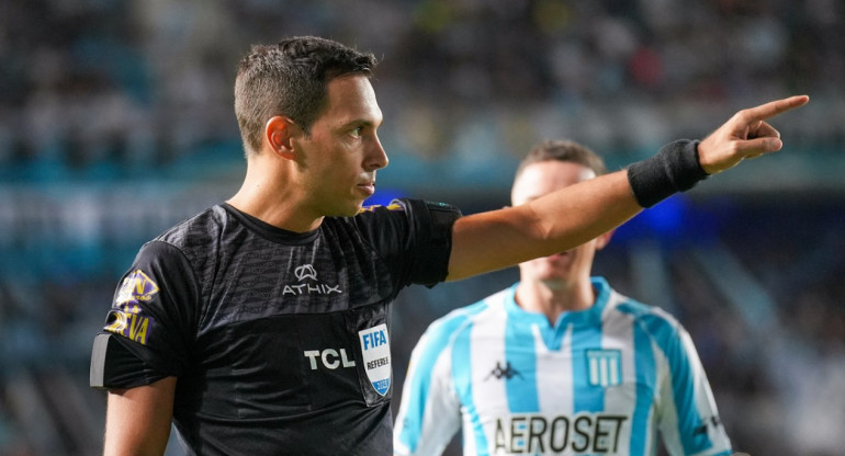 Facundo Tello impartirá justicia en el clásico de Avellaneda. Foto: NA.