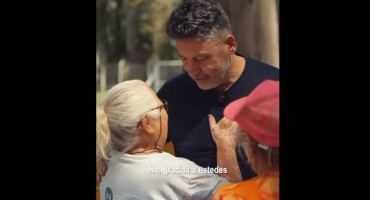 Gustavo Menéndez visitó la Colonia de Adultos Mayores de Merlo. Foto: Captura de pantalla.