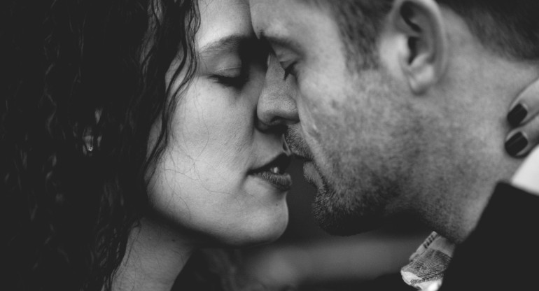 Besos, besarse, parejas. Foto: Unsplash