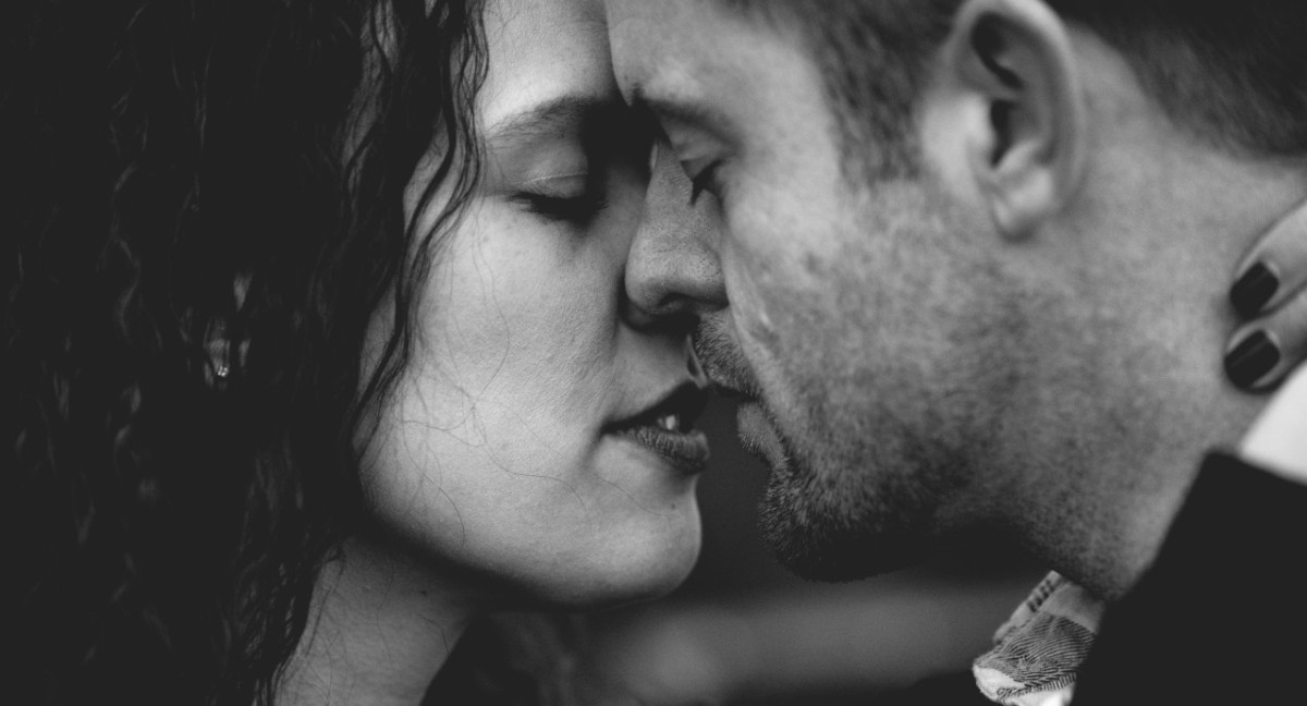 Besos, besarse, parejas. Foto: Unsplash