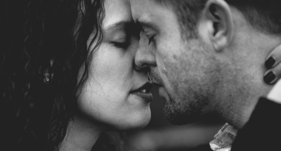 Besos, besarse, parejas. Foto: Unsplash