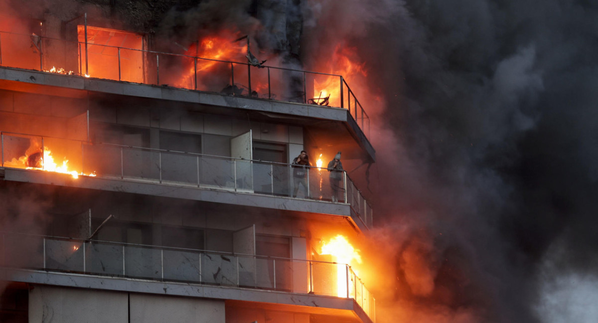 Incendio en una edificio de Valencia. Foto: EFE.