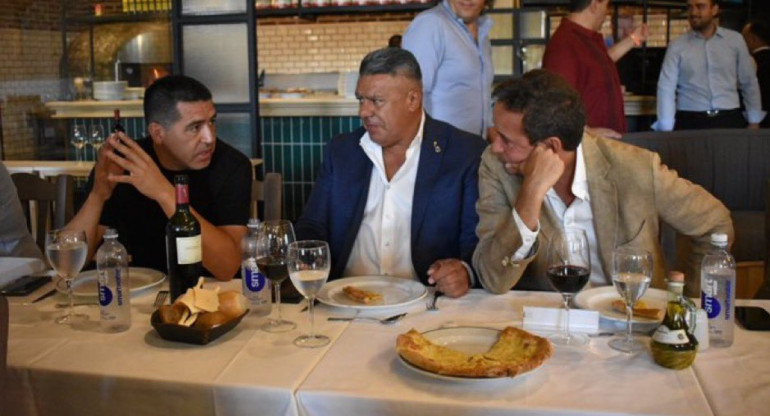 Juan Román Riquelme y Ignacio Villarroel junto a Claudio Tapia en almuerzo de camaradería. Foto: @LigaAFA.