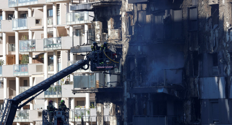 Trabajos de los bomberos en el incendio fatal en Valencia. Video: REUTERS.
