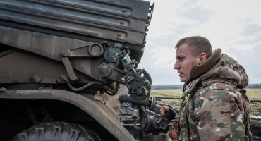 Un militar ucraniano se prepara para disparar un sistema de lanzamiento múltiple de cohetes BM-21 Grad. Reuters