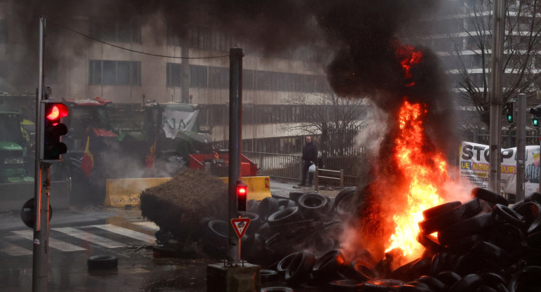 Tractorazo y tensión en Bruselas. Foto: EFE.