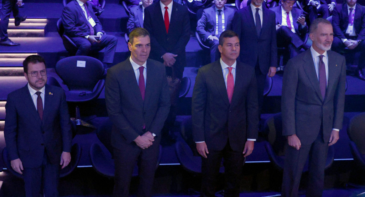 Pere Aragonès, Pedro Sánchez, Santiago Peña y Felipe VI. Foto: EFE.