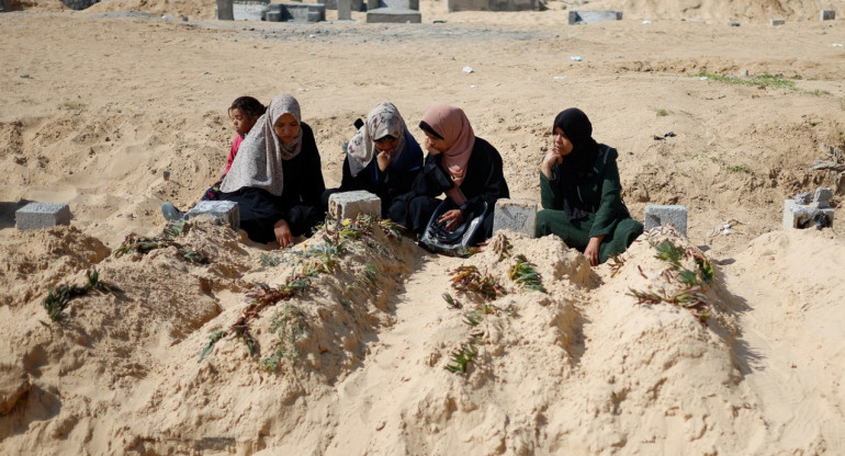 Palestinos en un improvisado cementerio en Rafah. Foto: Reuters.