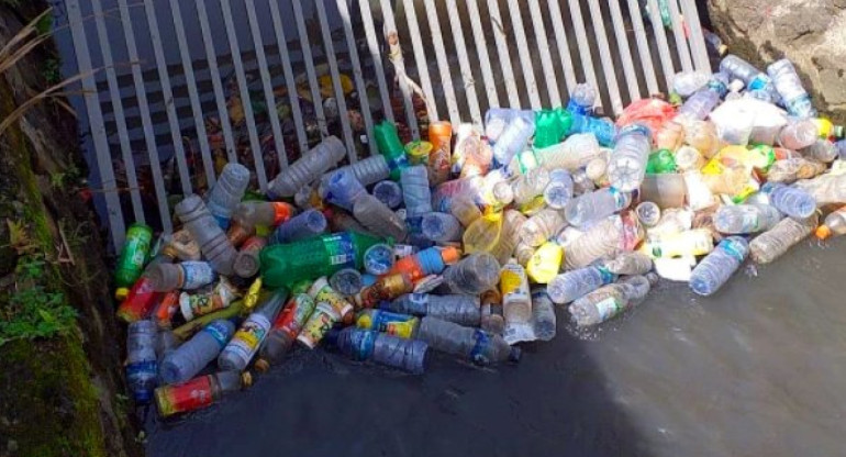 Barrera para evitar que los plásticos lleguen al océano. Foto: Foto: X/@Sungaiwatch.