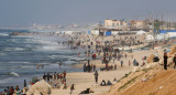 Palestinos buscan la ayuda humanitaria en las playas de Gaza. Video: Reuters.