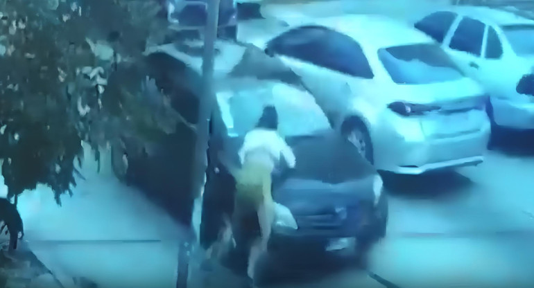 Un hombre atropelló a dos mujeres y arrastró a una por 30 metros. Foto: Captura de video.