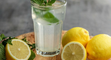 Agua con limón. Foto: Unsplash