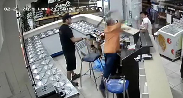 Brutal pelea en una heladería de Palermo. Foto: captura de video.