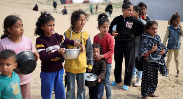 Hambruna en Gaza; niños. Foto: Reuters.