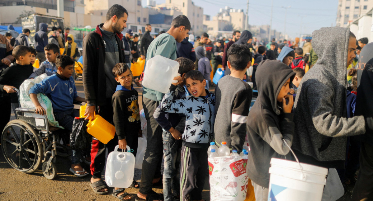 Largas filas para obtener agua en Gaza. Foto: Reuters