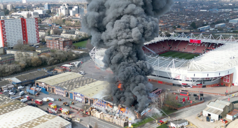 Incendio que provocó la suspensión del partido entre Southampton y el Preston North End. Foto: REUTERS.