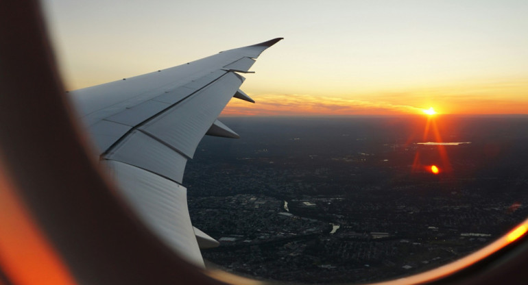 Viajar en avión. Foto Unsplash.