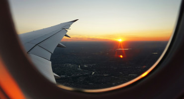 Viajar en avión. Foto Unsplash.