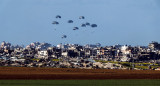 Paquetes de ayuda humanitaria para Gaza. Foto: Reuters.