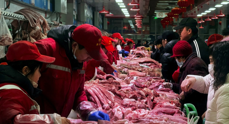 Chinos trabajan con carne de cerdo. Foto: Reuters.