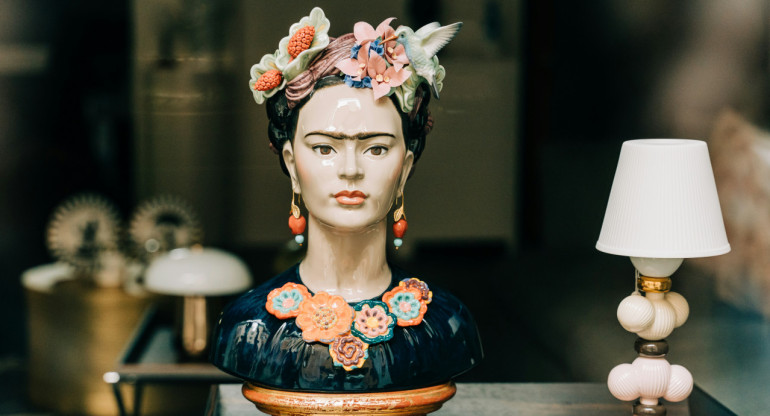 Objetos con la figura de Frida Kahlo. Foto: Unsplash.