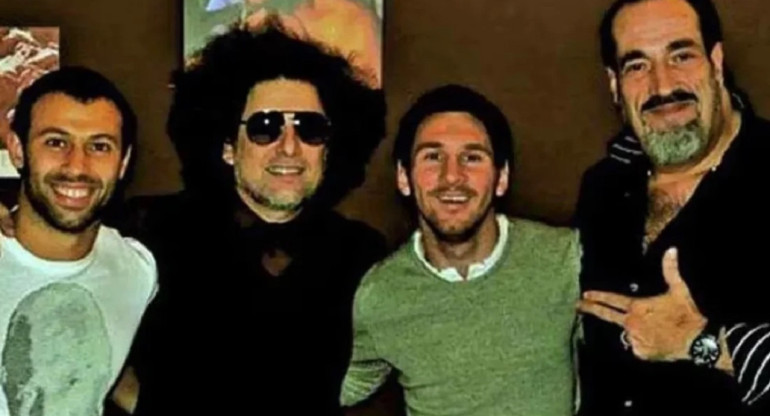 Dani El Rojo junto a Lionel Messi, Andrés Calamaro y Javier Mascherano. Foto: NA