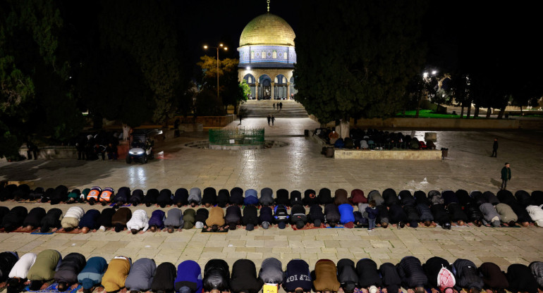 Rezo de palestinos en Ramadán, mezquita de Al Aqsa. Foto: Reuters.