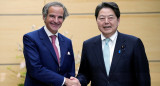 El Director General del Organismo Internacional de Energía Atómica, Rafael Mariano Grossi, y el Secretario Jefe del Gabinete de Japón, Yoshimasa Hayashi. Foto: Reuters.