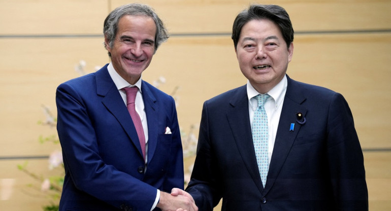 El Director General del Organismo Internacional de Energía Atómica, Rafael Mariano Grossi, y el Secretario Jefe del Gabinete de Japón, Yoshimasa Hayashi. Foto: Reuters.
