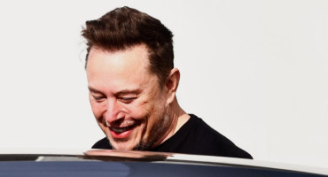 Elon Musk visitó una fábrica de Tesla en Alemania. Foto: EFE.