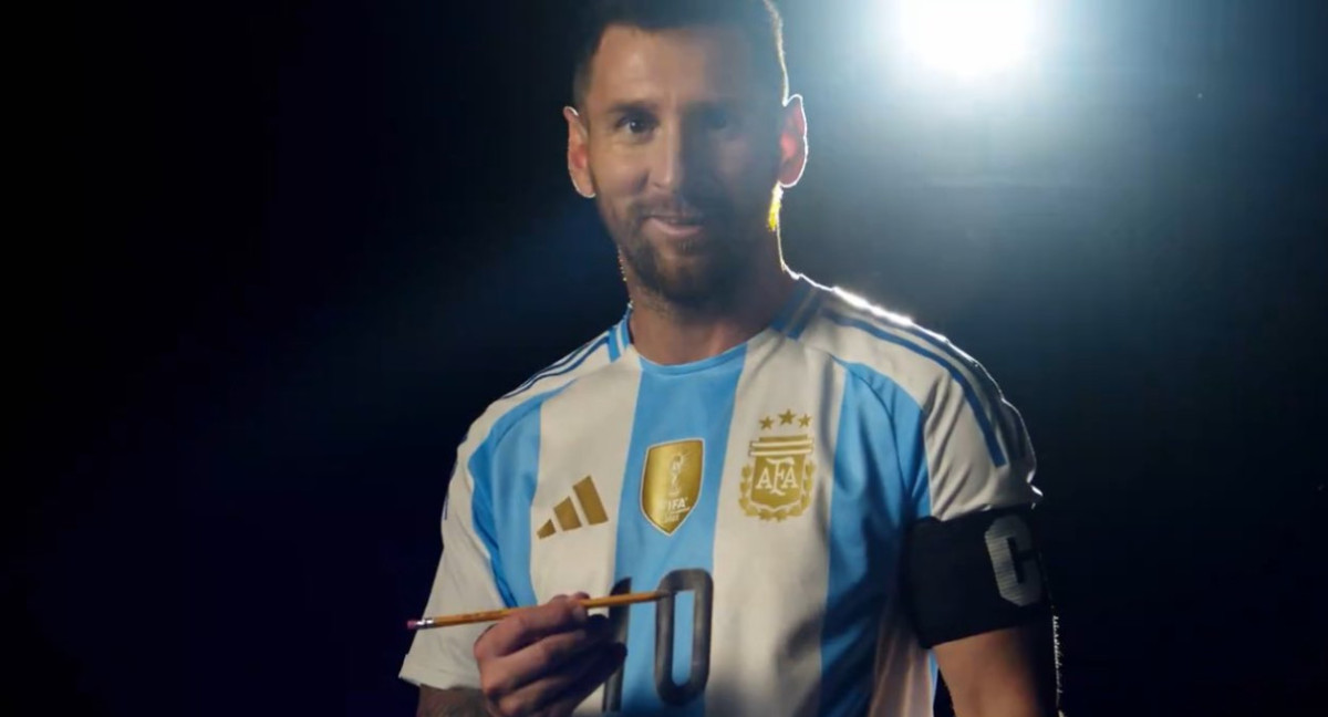Lionel Messi con la nueva camiseta de la Selección argentina. Foto: Captura de video.