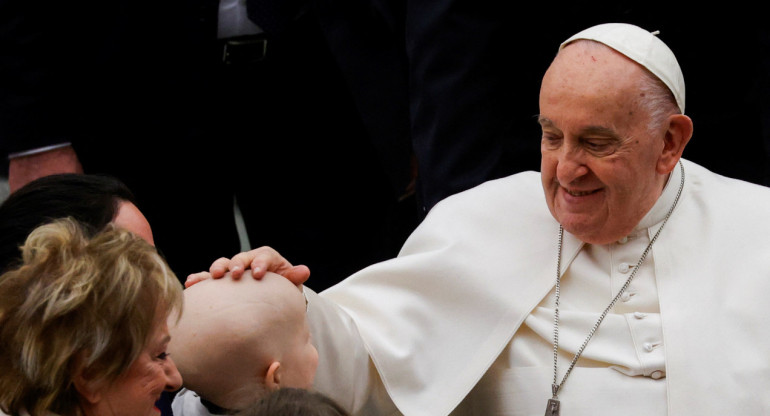 Papa Francisco saludó a familias y niños en el Vaticano. Foto: REUTERS.