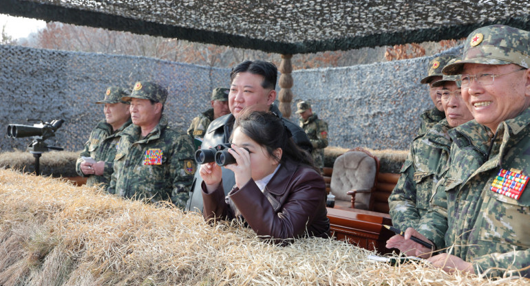 Kim Jong-un visita junto a su hija ejercicios militares en Corea del Norte. Foto: Reuters.