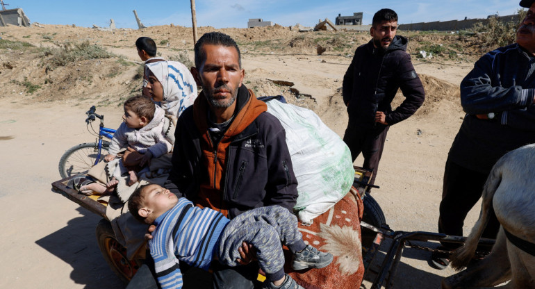 Palestinos huyen de Gaza tras la ofensiva de Israel. Foto: REUTERS.
