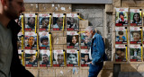 Fotos de rehenes en calles israelíes. Foto: Reuters.