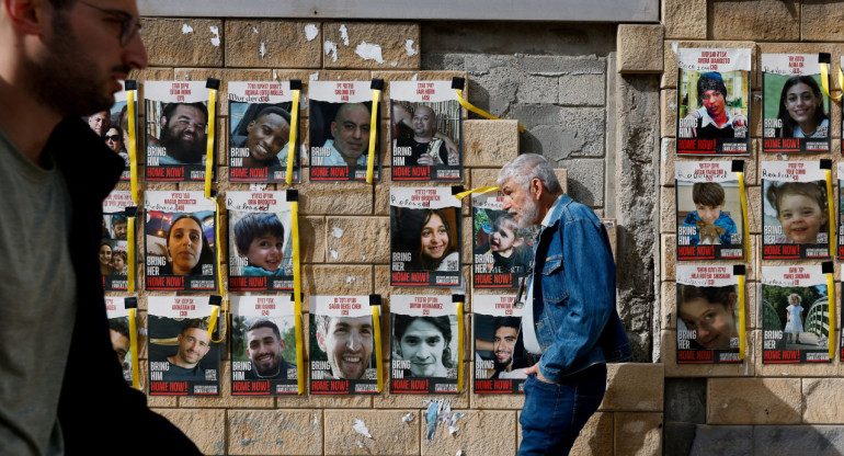Fotos de rehenes en calles israelíes. Foto: Reuters.