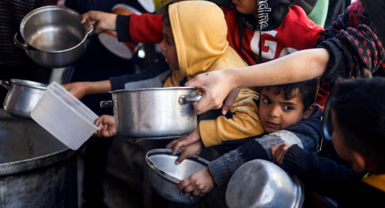 Niños pidiendo comida en Gaza. Foto: Reuters.